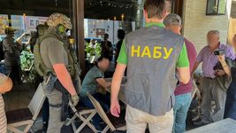 Demanded a bribe from a cryptocurrency holder: VAKS sentenced the SBU employee to 10 years in prison and confiscation of property, including cryptocurrency
