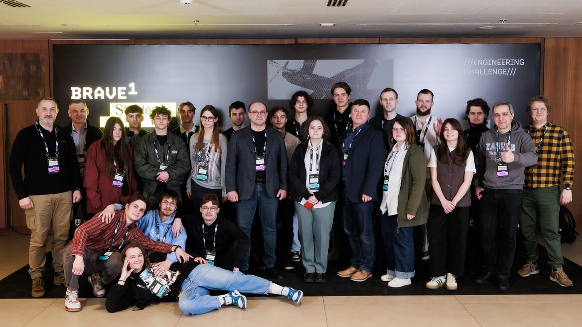 Команди трьох вишів отримали 90 000 грн за розробки для FPV-дронів. Як пройшов студентський інженерний челендж Brave1