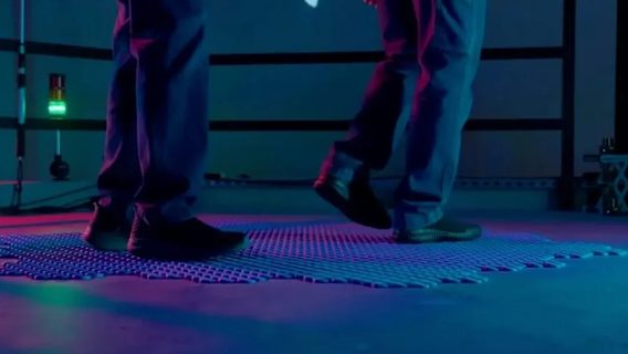 Прекрасное дополнение для VR. Disney показала поверхность HoloTile, которая может удерживать человека на одном месте при ходьбе