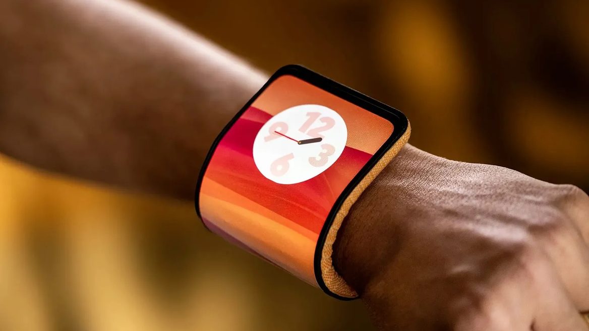 Motorola показала концепт гнучкого смартфона який можна носити на запясті як годинник