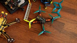 Черкасские инженеры наладили производство дешевых FPV-дронов. Их стоимость составляет всего $300–500