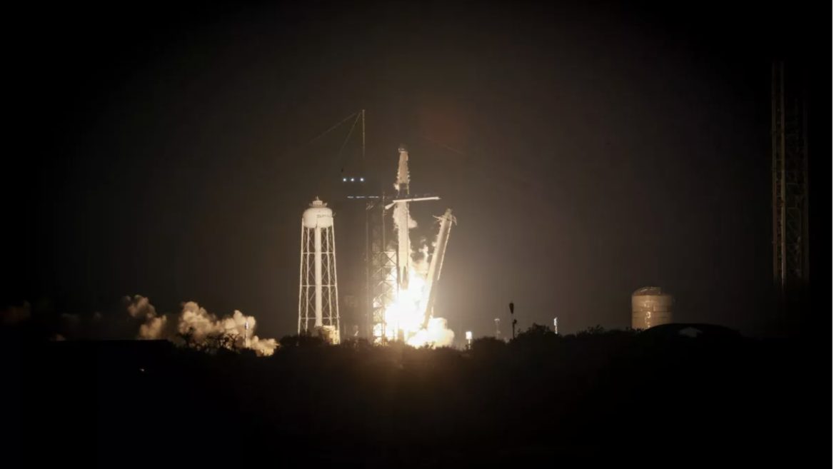 SpaceX запустила шостий політ космічного корабля Dragon із росіянином на борту щоб змінити астронавтів на МКС