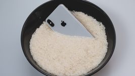«Не кладіть свій iPhone у рис». Apple не радить використовувати старий лайфхак для сушіння промоклих гаджетів