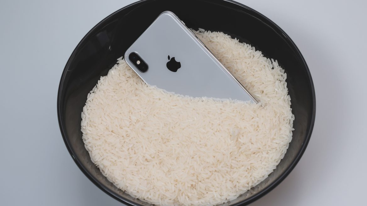 "Не кладите свой iPhone в рис". Apple не советует использовать старый лайфхак для сушки промокших гаджетов