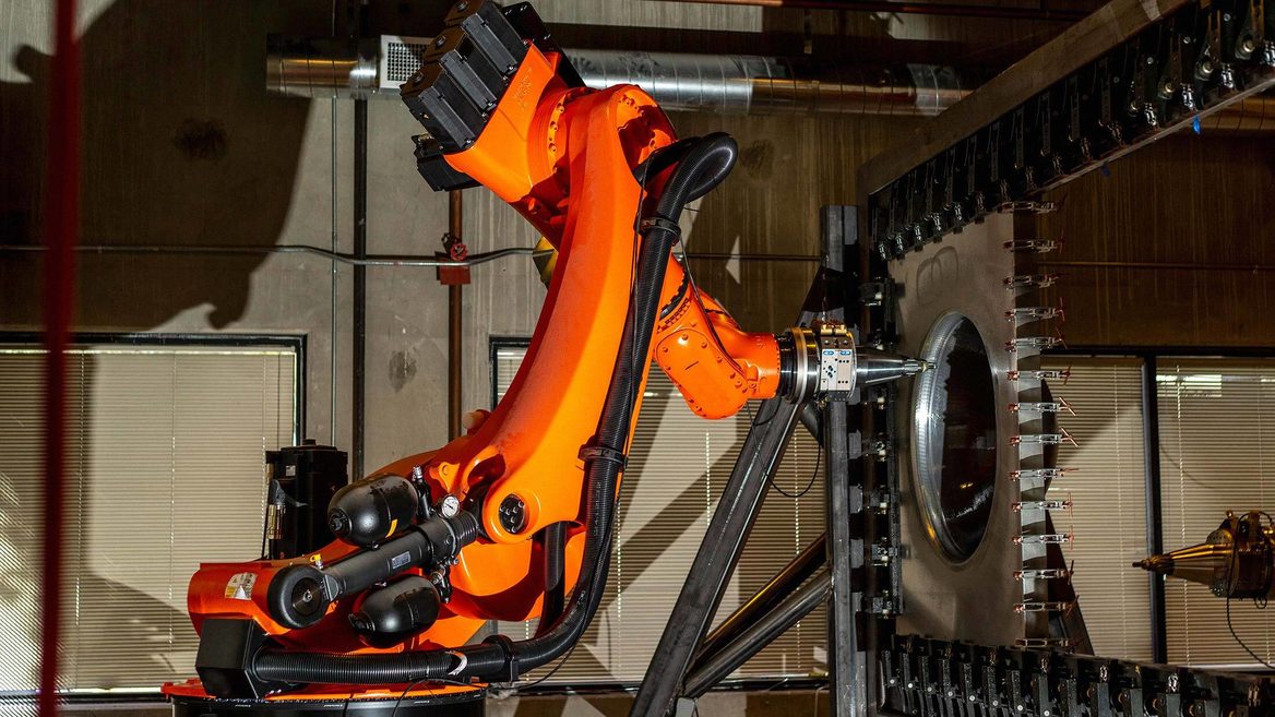 Кузнечное дело и искусственный интеллект. Гигантские роборуки в Америке создают из металла бюсты и запчасти для авиастроения