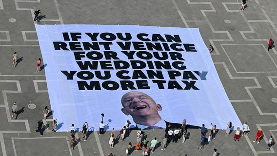 Протести змусили Безоса змінити плани щодо весілля у Венеції. У чому претензії активістів до техномільярдера 
