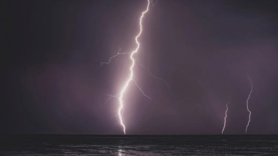 Учені з'ясували, що мікроблискавки в краплинах води могли призвести до появи життя на Землі