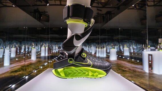 Nike представила кросівки з екзоскелетом, що підсилює рухи користувача