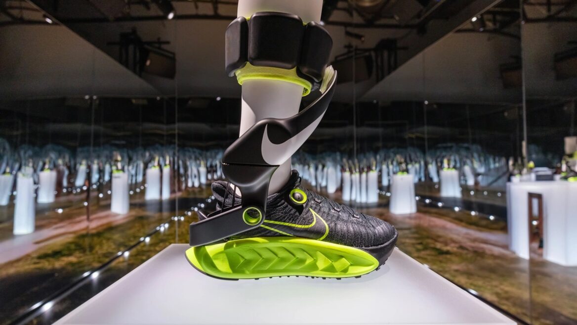 Nike представила кросівки з екзоскелетом що підсилює рухи користувача