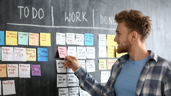 «Scrum — це секта. У цьому році звільнив скрам-мастера. Команда аплодувала». CTO поділився своїм невдалим досвідом роботи зі Scrum Master. Чи поділяє його думку ІТ-ком'юніті