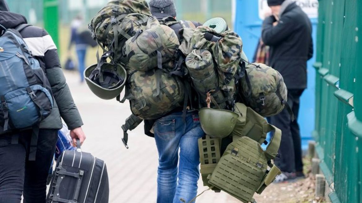 «Повернення з-за кордону – це той самий виклик на порядку денному». Айтішники обговорюють примусове повернення чоловіків в Україну