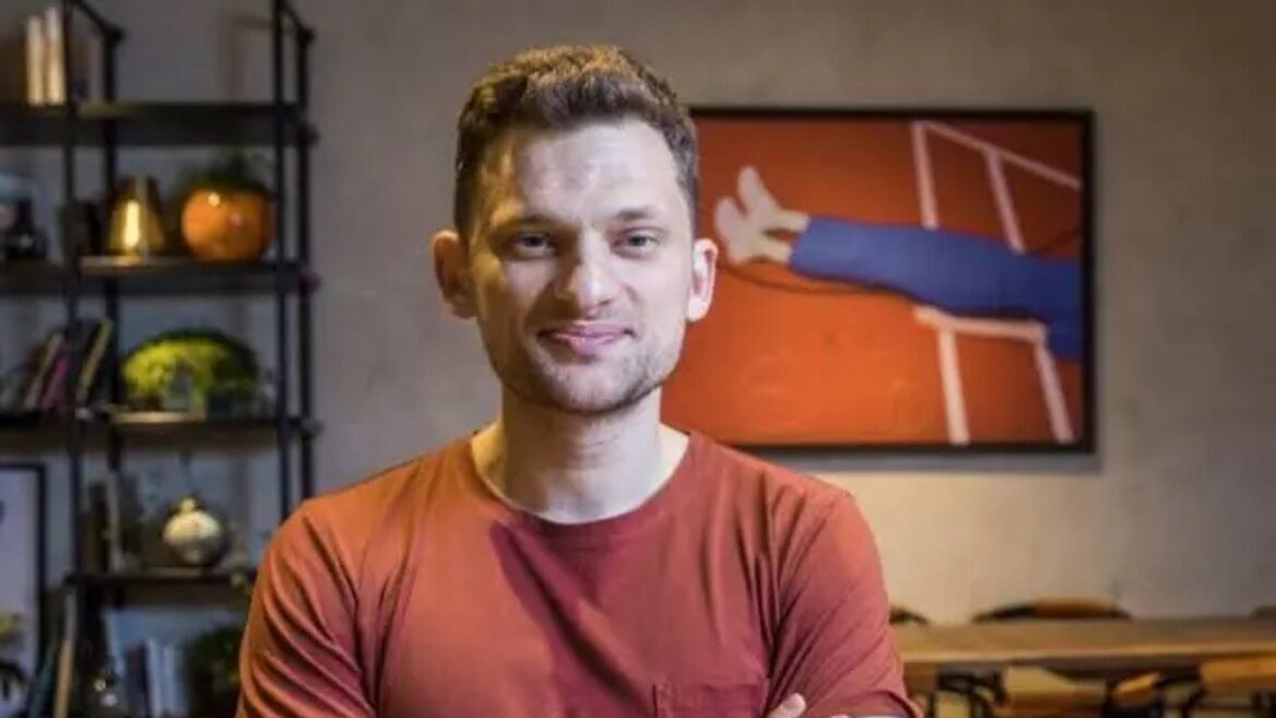 Замість 50 фахівців та $1 млн витрат — одна людина та $15 000 на токени. Дмитро Дубілет навайбкодив застосунок для своєї компанії. Що робить RoaryAI?