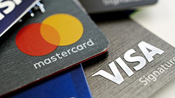 Visa вперше за довгий час випередила Mastercard за кількістю карток в Україні. Чому це сталось і скільки карток припадає на кожного українця 