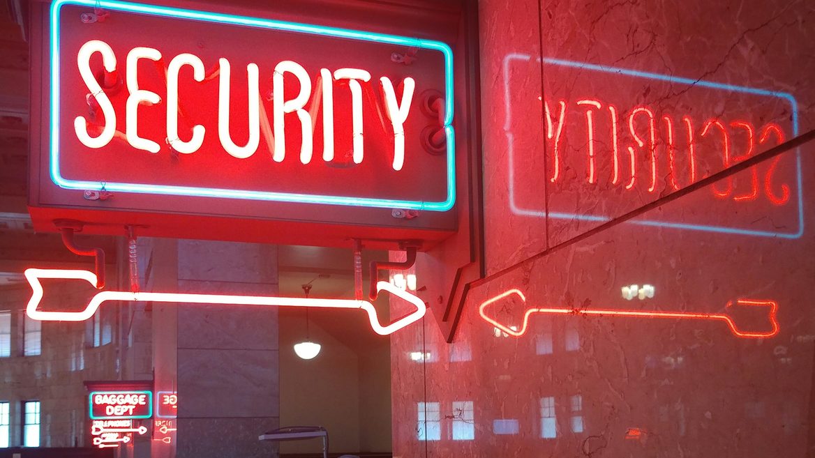 «Будьте пильними. Zero trust — найкраща стратегія в кібербезпеці». Військовий аналітик Сергій Флеш про основні правила кібергігієни для військових і не лише