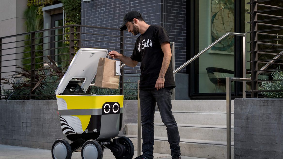 Uber Eats к 2026 году запускает 2000 роботов-доставщиков пищи