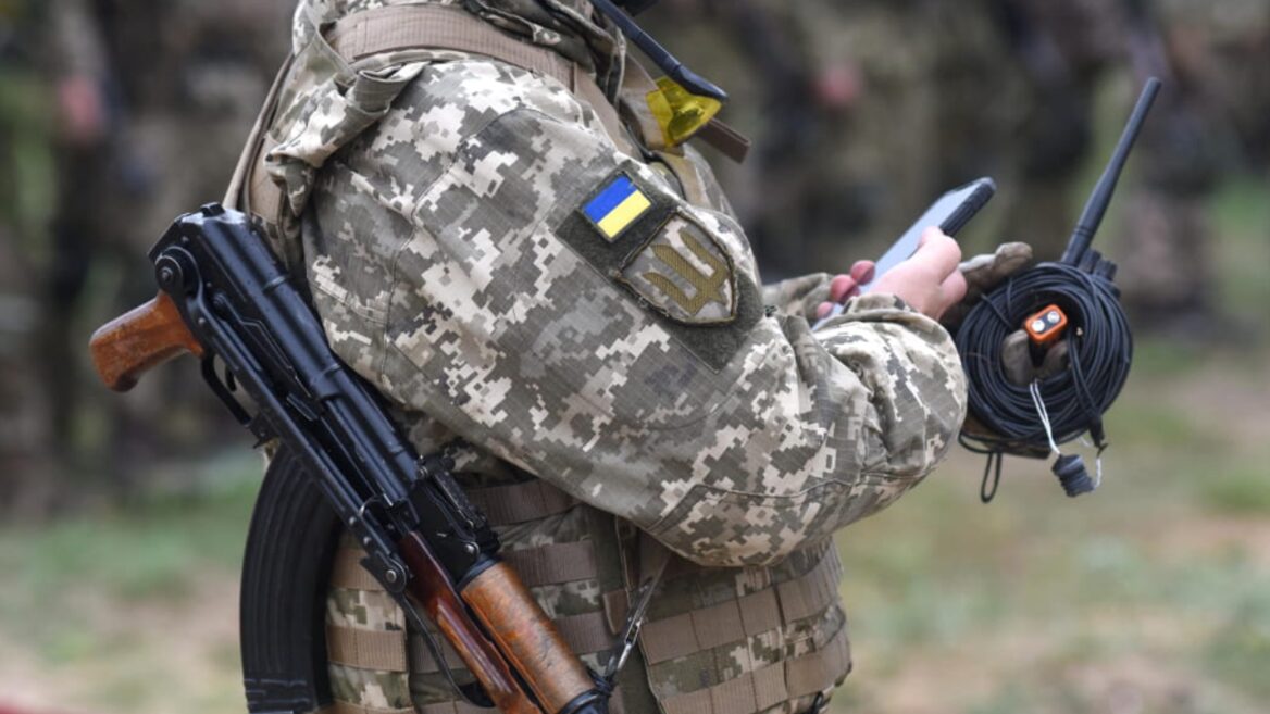 В «Армія+» зявився курс з кібербезпеки який вчить військових обачно користуватися флешками та смартфонами
