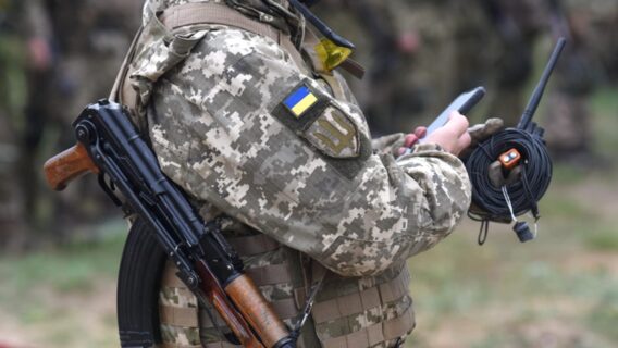 В «Армія+» з'явився курс з кібербезпеки, який вчить військових обачно користуватися флешками та смартфонами