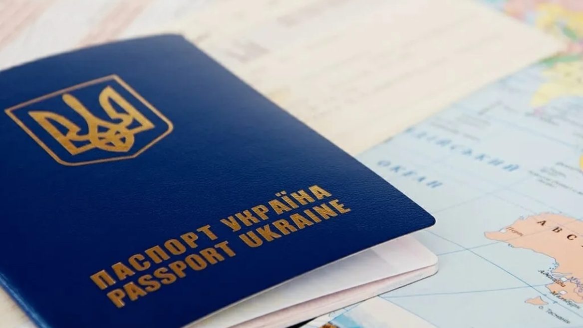 In Ukraine, the same number of IT specialists (48%) are thinking about going abroad and want to stay in the country. How does age, salary and place of residence affect this decision?