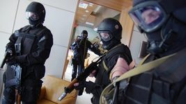«Выбили дверь, положили людей на пол». Силовики пришли с обыском в офис крупнейшего производителя пожарной техники и технологий для разминирования. Что иискали
