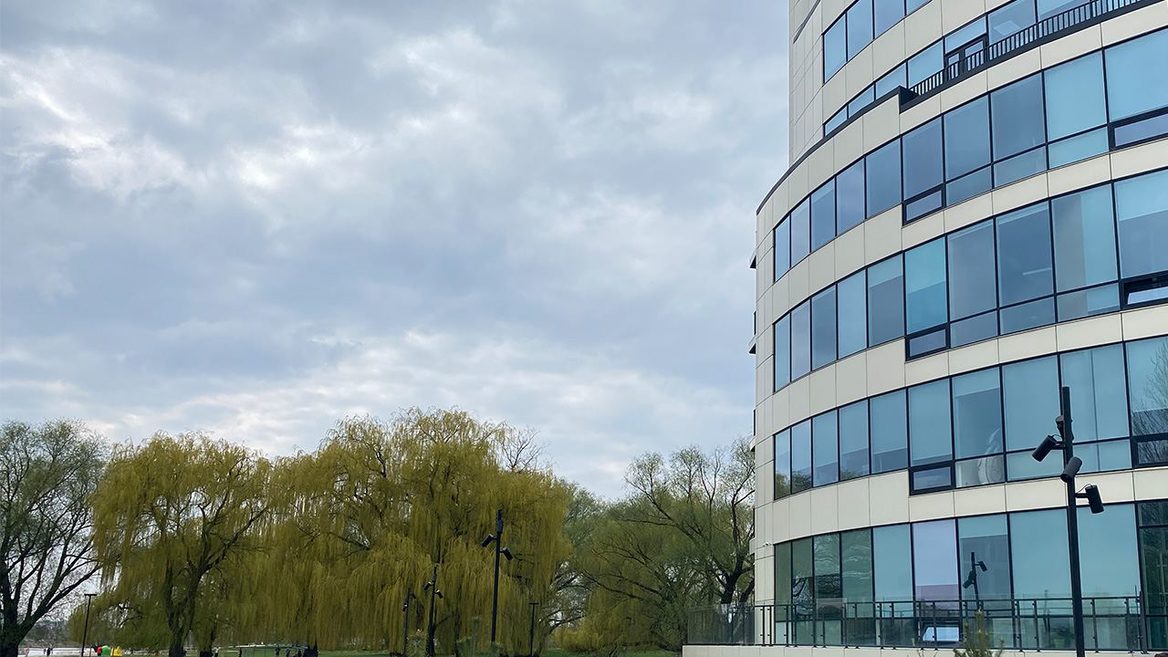 ЕРАМ відкрив офіс у Хмельницькому на кілька десятків місць та зі Starlink. Офіс працюватиме за бронюванням