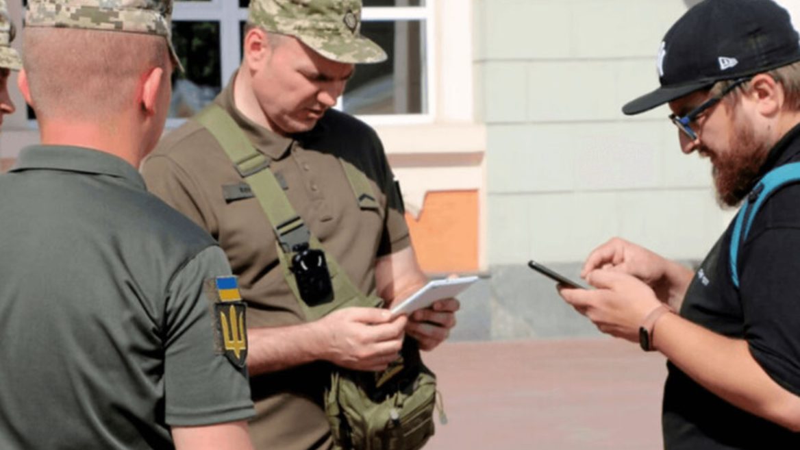 У Дніпрі тіктокер знімав роздачу повісток і публікував ролики у TikTok. За це він ледь не сів на 5 років до вязниці